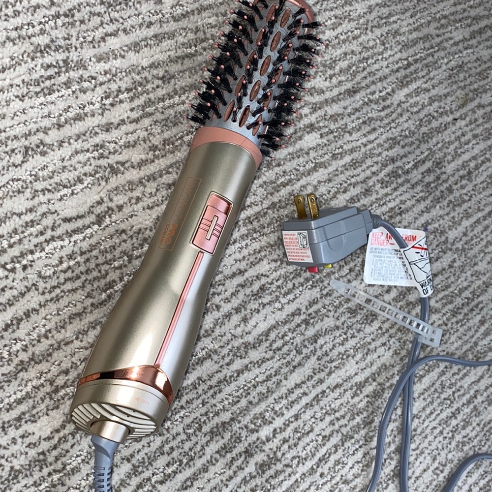 Conair infinitipro blow out drying brush.
